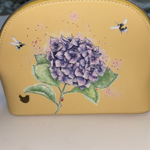 WRENDALE BRAND YELLOW HYDRANGEA WITH BEES AND LADYBUG DESIGN
VINYL ZIP CLOSURE - Picture 4 of 12